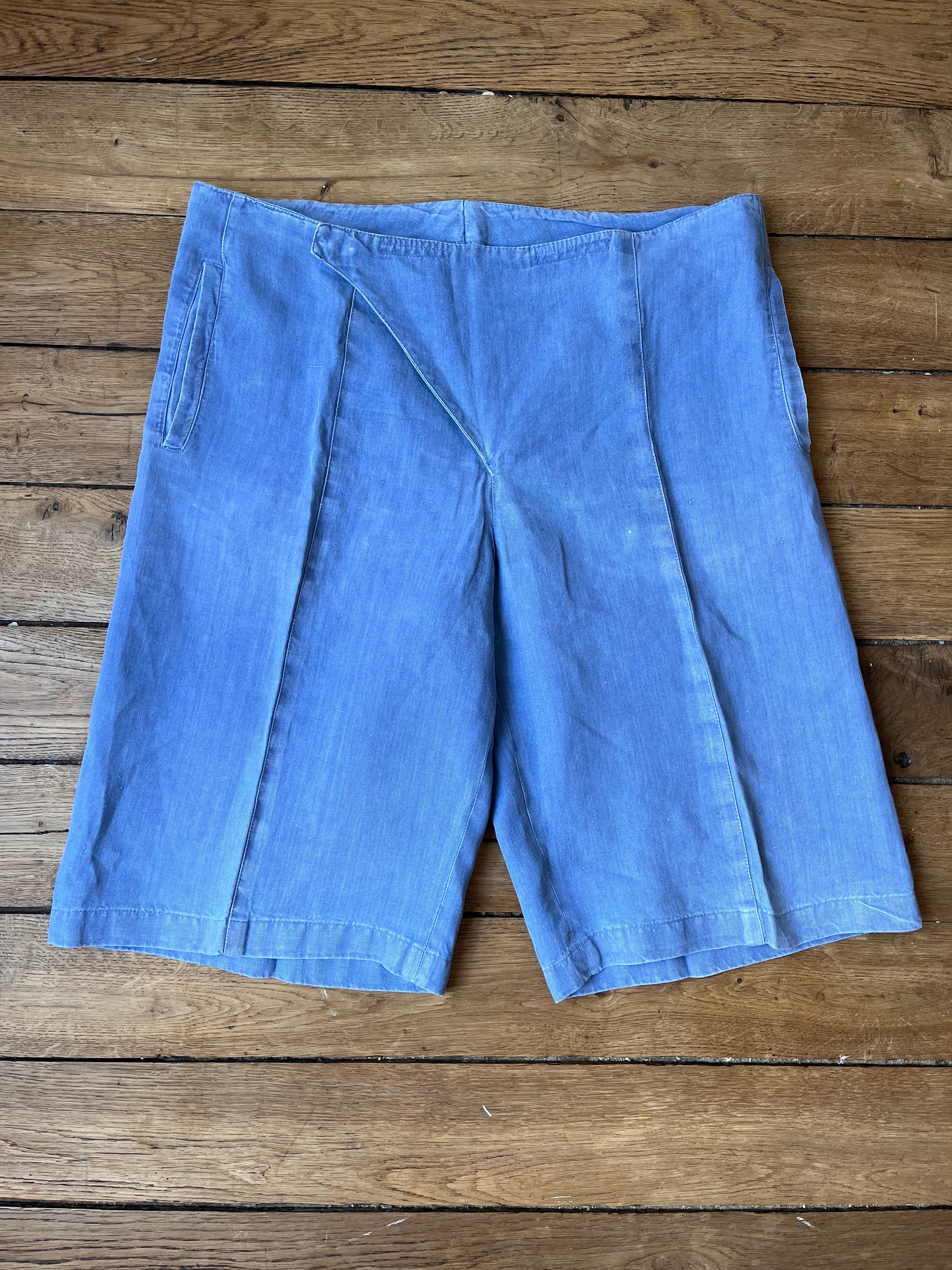 1990's Vintage Italian Asymetrical Shorts Shorts (L)