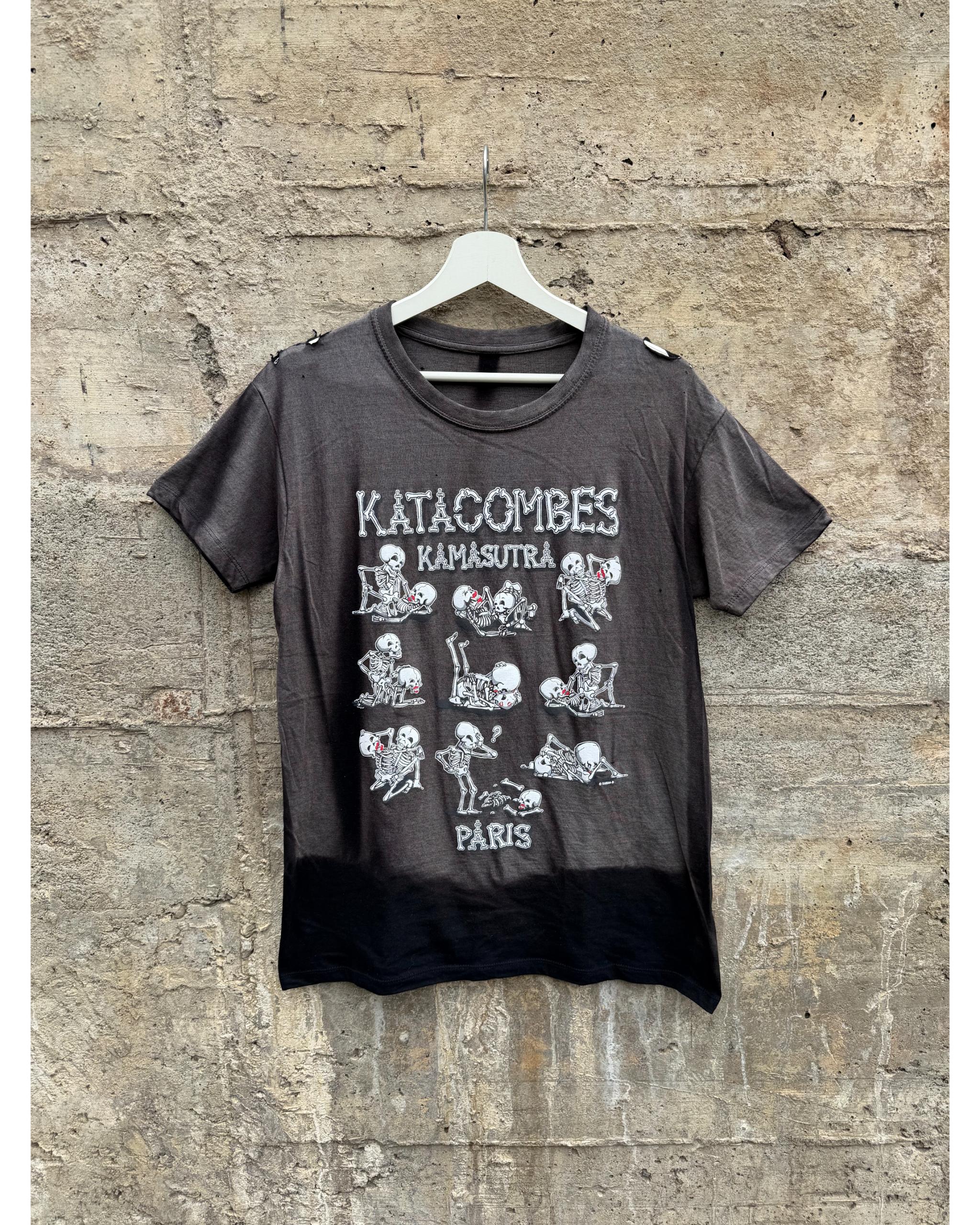 Sunfaded Katakombes Paris souvenir t-shirt