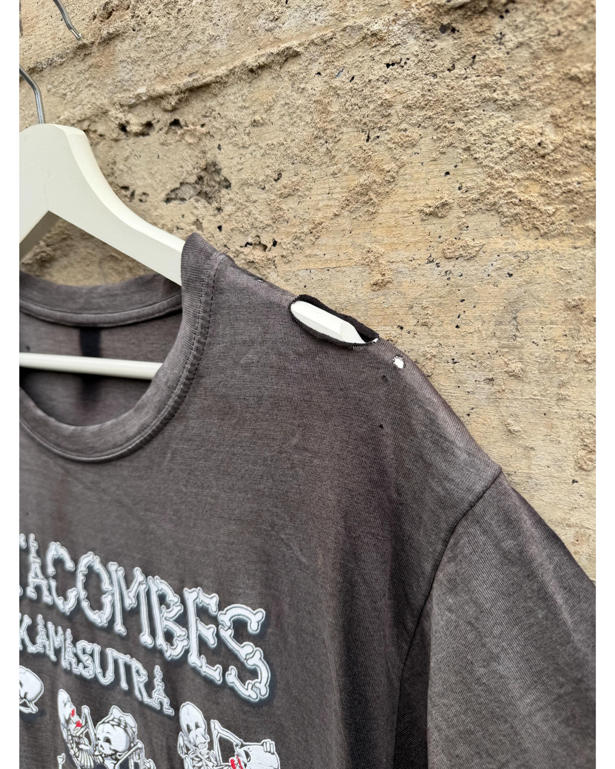 Sunfaded Katakombes Paris souvenir t-shirt
