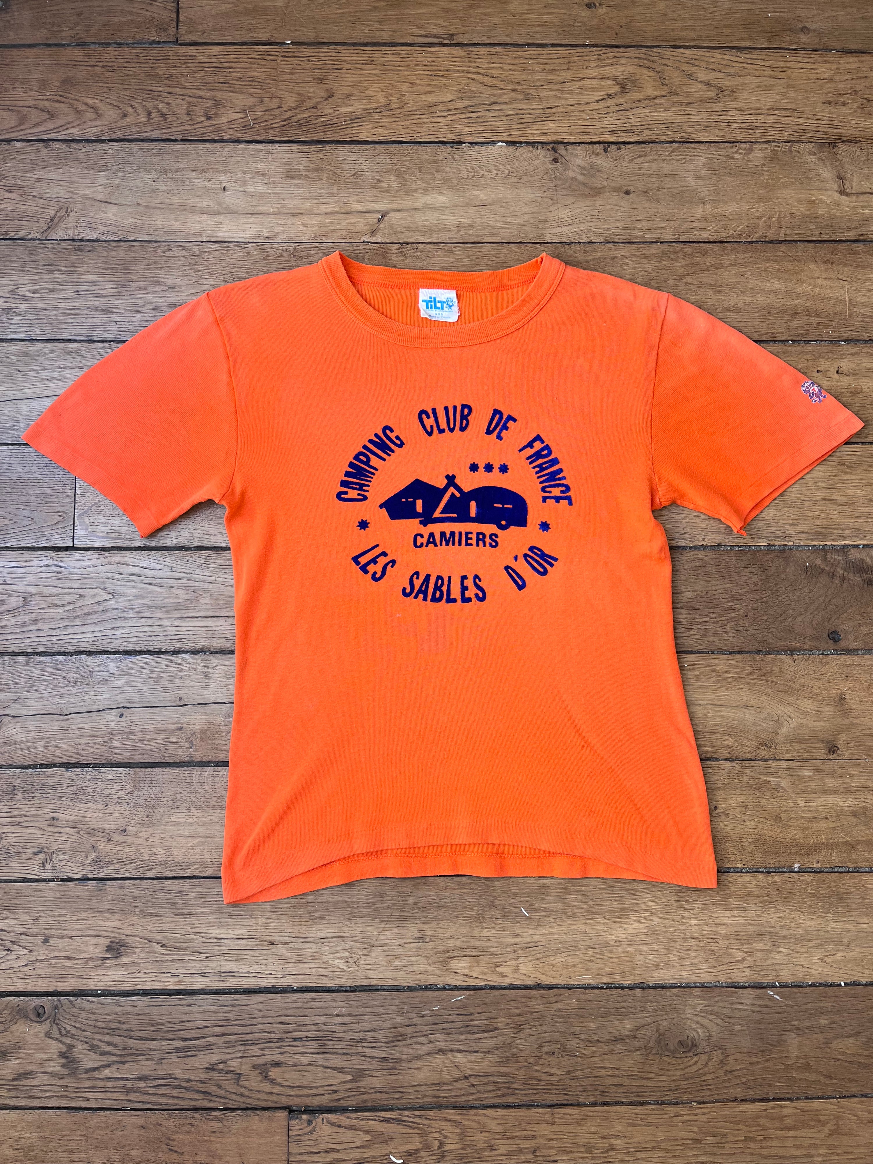 1980s French Vintage Camping Les Sables D'Or Samier Tilt T-shirt (M)